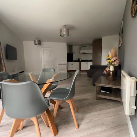 פארנבורו Luxury Apartments - Wallis Square, Farnborough מראה חיצוני תמונה