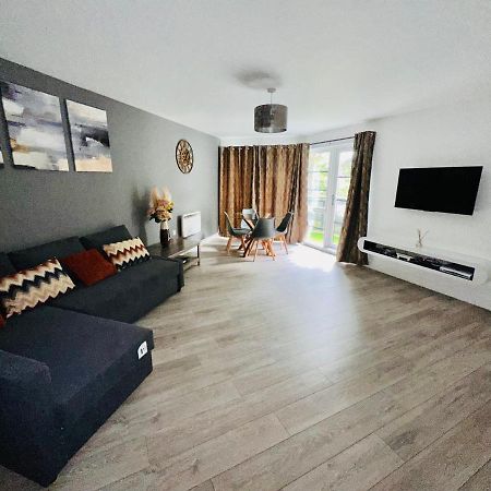 פארנבורו Luxury Apartments - Wallis Square, Farnborough מראה חיצוני תמונה