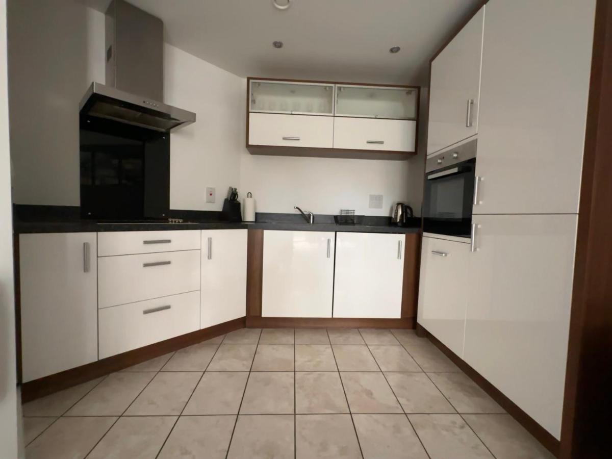 פארנבורו Luxury Apartments - Wallis Square, Farnborough מראה חיצוני תמונה