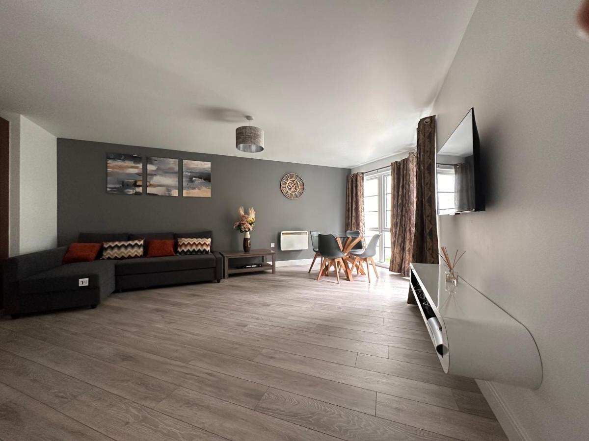 פארנבורו Luxury Apartments - Wallis Square, Farnborough מראה חיצוני תמונה