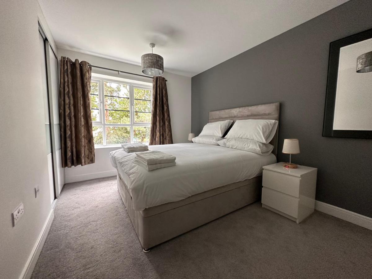 פארנבורו Luxury Apartments - Wallis Square, Farnborough מראה חיצוני תמונה